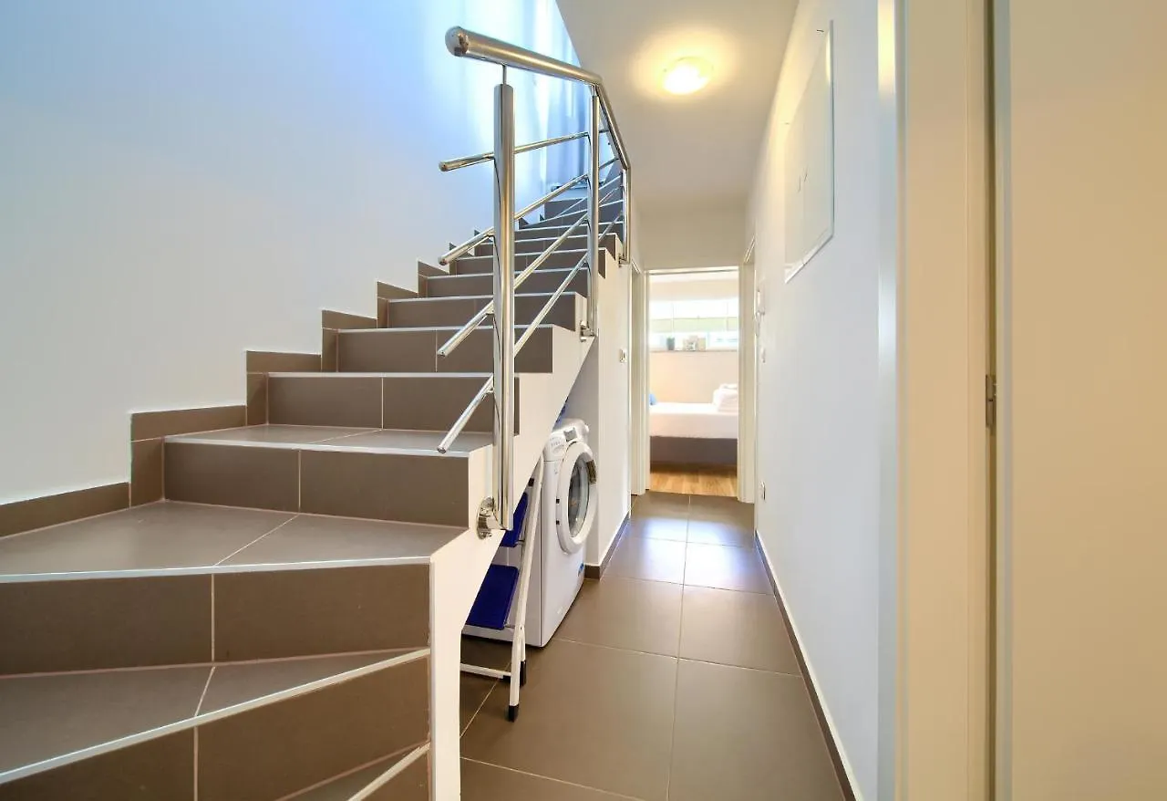 Villa Solis Lacus Modern Apartment - Private Heated Pool - Smart Tv Sky X - Free Parking Njivice 0*,  Chorvatsko