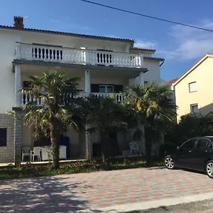  Apartment Arnie
