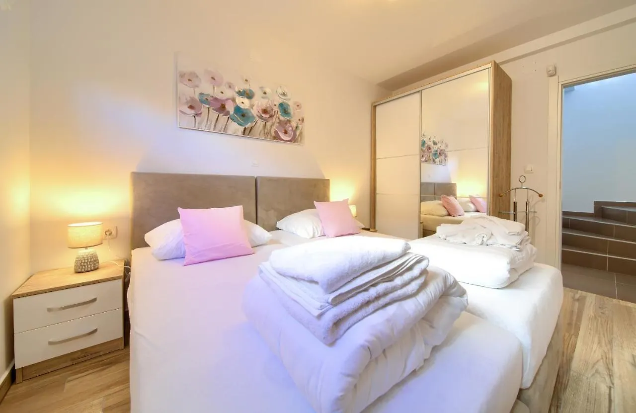 Villa Solis Lacus Modern Apartment - Private Heated Pool - Smart Tv Sky X - Free Parking Njivice