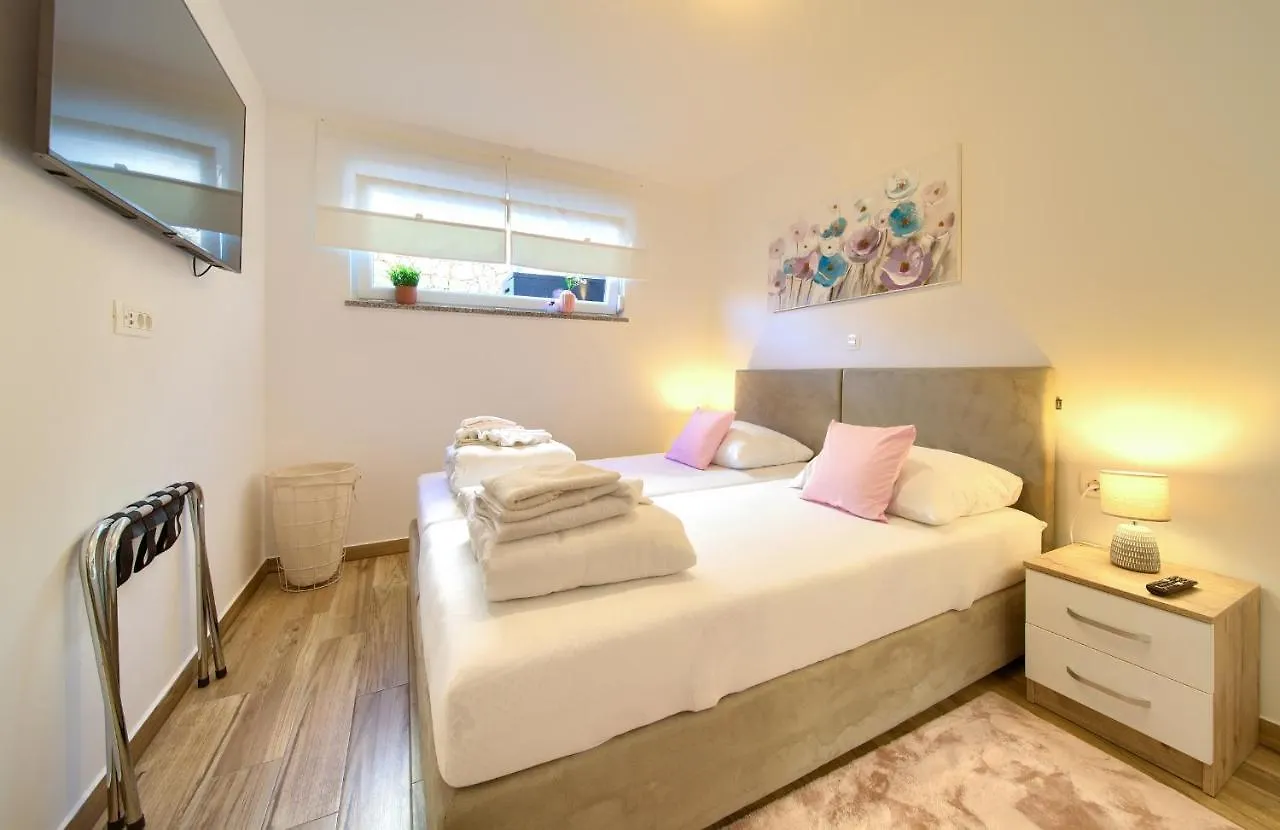Villa Solis Lacus Modern Apartment - Private Heated Pool - Smart Tv Sky X - Free Parking Njivice 0*,  Croatia