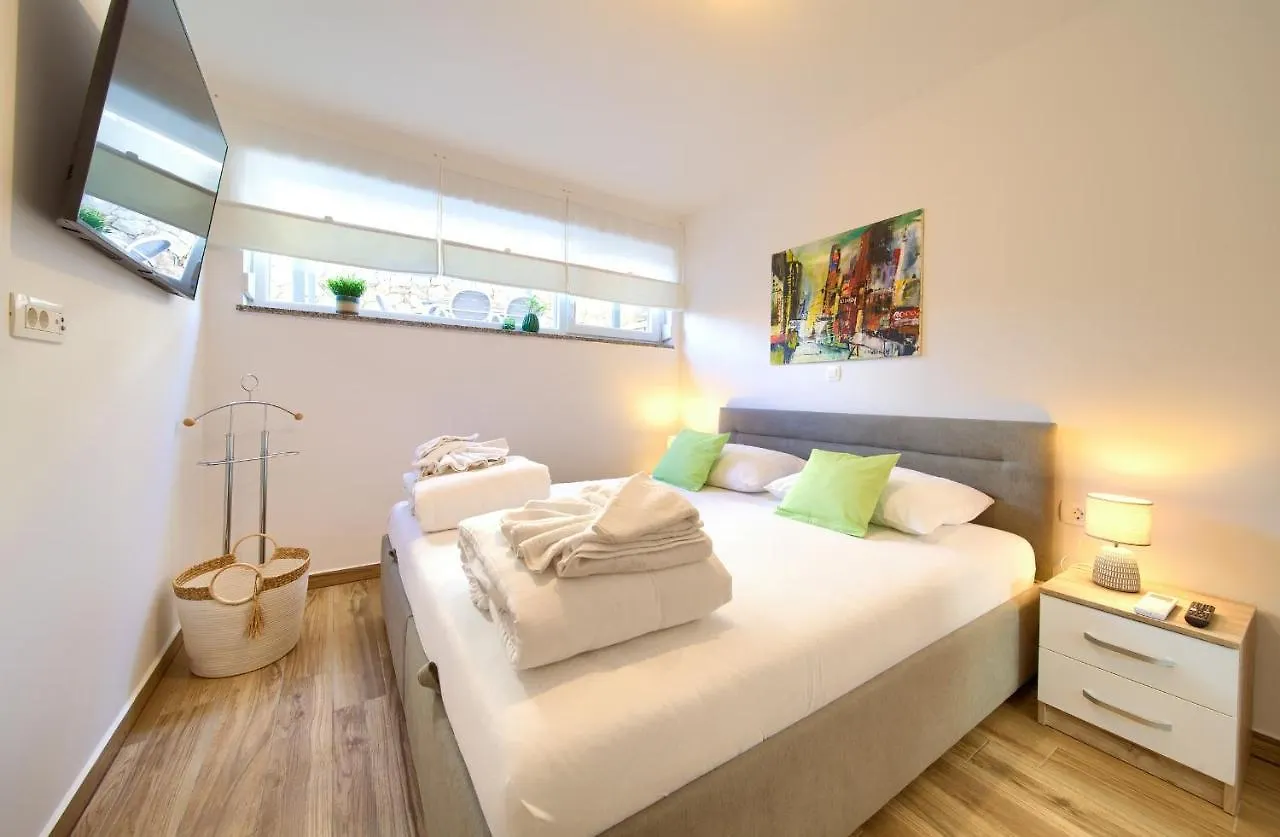 Villa Solis Lacus Modern Apartment - Private Heated Pool - Smart Tv Sky X - Free Parking Njivice 0*,  Croatia