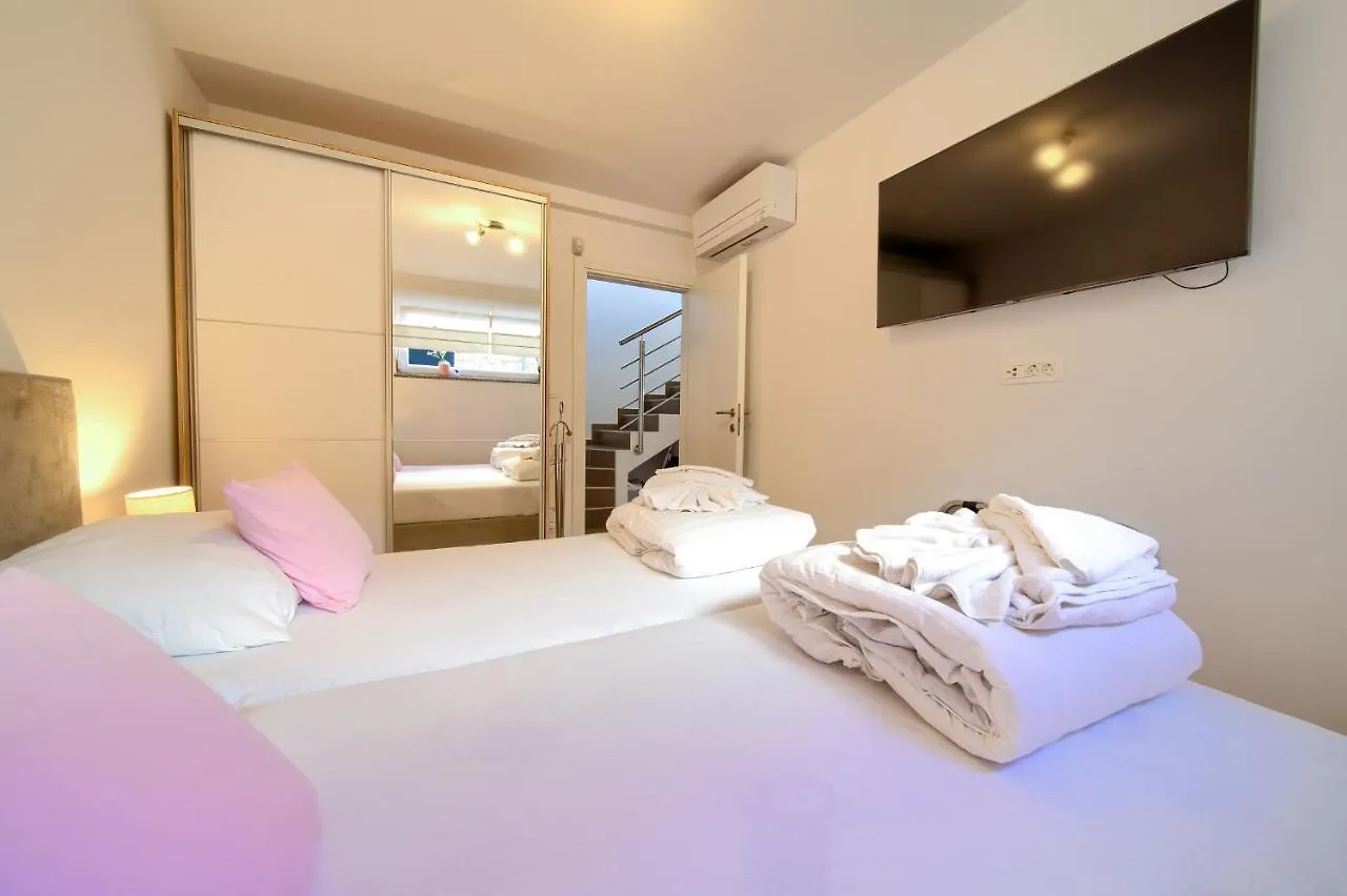 Villa Solis Lacus Modern Apartment - Private Heated Pool - Smart Tv Sky X - Free Parking Njivice 0*,
